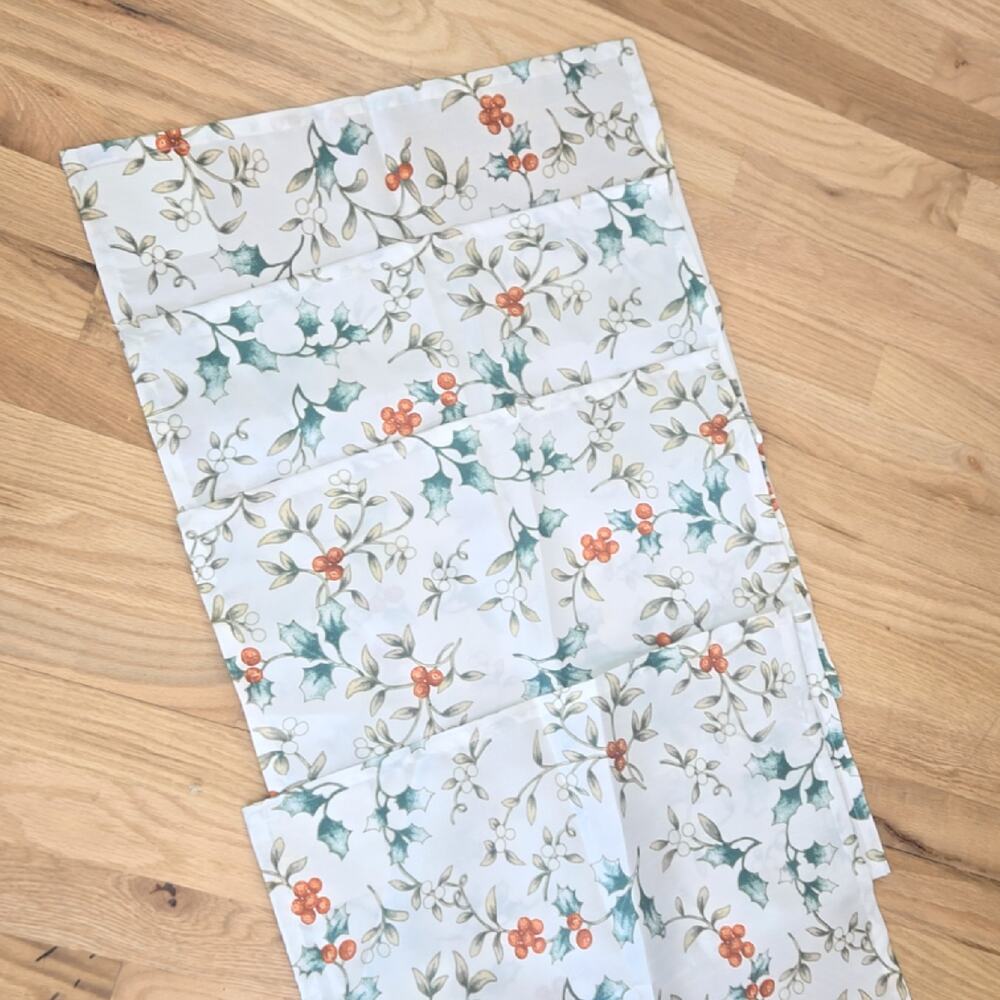 Pfaltzgraff Winterberry patterned  napkins set of 4